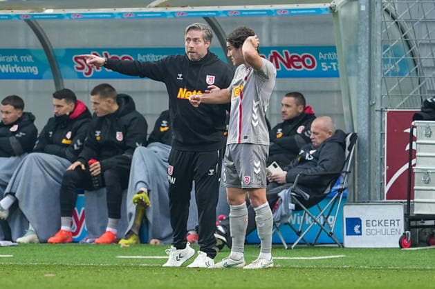 Fussball: 3. Liga, 17. Spieltag, TSG Hoffenheim II - Jahn Regensburg am 06.12.2025 in Sinsheim (Dietmar-Hopp-Stadion), Deutschland, Saison 2025 2026: DFB DFL REGULATIONS PROHIBIT ANY USE OF PHOTOGRAPHS as IMAGE SEQUENCES and or QUASI-VIDEO: Michael Wimmer (Cheftrainer SSV) gibt Benedikt Bauer (26, SSV) Anweisungen. Sinsheim Dietmar-Hopp-Stadion Deutschland Copyright: xChristophxKinzingerx