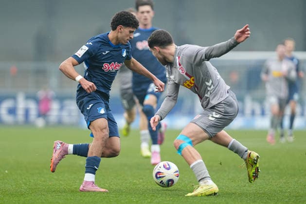 Fussball: 3. Liga, 17. Spieltag, TSG Hoffenheim II - Jahn Regensburg am 06.12.2025 in Sinsheim (Dietmar-Hopp-Stadion), Deutschland, Saison 2025 2026: DFB DFL REGULATIONS PROHIBIT ANY USE OF PHOTOGRAPHS as IMAGE SEQUENCES and or QUASI-VIDEO: Ayoub Amaimouni-Echghouyab (7, TSGII) im Zweikampf mit Oscar Schönfelder (7, SSV). Sinsheim Dietmar-Hopp-Stadion Deutschland Copyright: xChristophxKinzingerx
