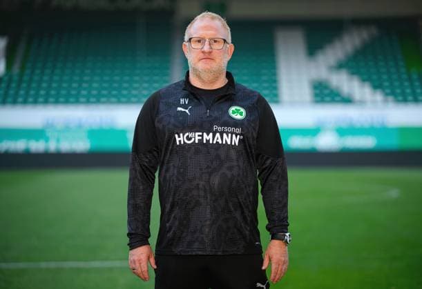 05.12.2025 - SpVgg Greuther Fürth ( Kleeblatt Spielvereinigung ) - 2. Fussball Bundesliga - Saison 2025 2026 - Fototermin Porträttermin Vorstellung Präsentation Pressetermin - - Einzelbild Einzelfoto Portrait Porträt Kopfbild - Heiko Vogel ( Trainer SpVgg Greuther Fürth )