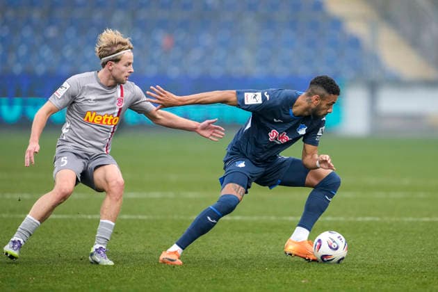 v.li.: Philipp Müller (Regensburg, 5), Ruben Reisig (TSG II, 17), Zweikampf, Spielszene, Duell, duel, tackle, tackling, Dynamik, Action, Aktion, 06.12.2025, Sinsheim (Deutschland), Fussball, 3. Liga, TSG 1899 Hoffenheim II - SSV Jahn Regensburg, DFB DFL REGULATIONS PROHIBIT ANY USE OF PHOTOGRAPHS AS IMAGE SEQUENCES AND OR QUASI-VIDEO.