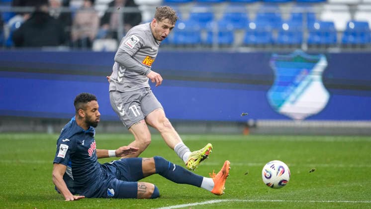 v.li.: Ruben Reisig (TSG II, 17), Noel Eichinger (Regensburg, 11), Zweikampf, Spielszene, Duell, duel, tackle, tackling, Dynamik, Action, Aktion, Torschuss, Schuss aufs Tor, Torchance, Chance, 06.12.2025, Sinsheim (Deutschland), Fussball, 3. Liga, TSG 1899 Hoffenheim II - SSV Jahn Regensburg, DFB DFL REGULATIONS PROHIBIT ANY USE OF PHOTOGRAPHS AS IMAGE SEQUENCES AND OR QUASI-VIDEO.
