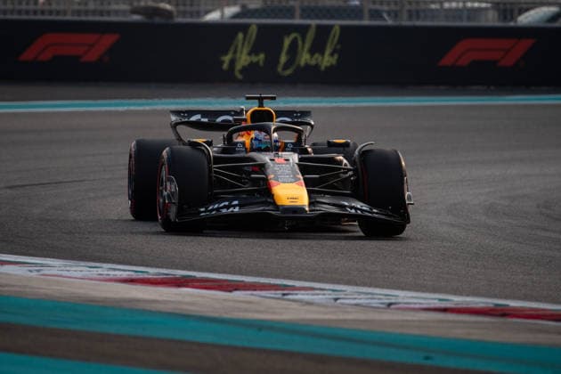 Max Verstappen (Oracle Red Bull Racing, Niederlande, 01) im RB21 vor F1 Branding, UAE, Formel 1 Weltmeisterschaft, Abu Dhabi Grand Prix, Yas Marina Circuit, 3. Freies Training, 06.12.2025 UAE, Formel 1 Weltmeisterschaft, Abu Dhabi Grand Prix, Yas Marina Circuit, 06.12.2025 Yas Marina Island Copyright: xEibner-Pressefoto Memmlerx EP_MMR