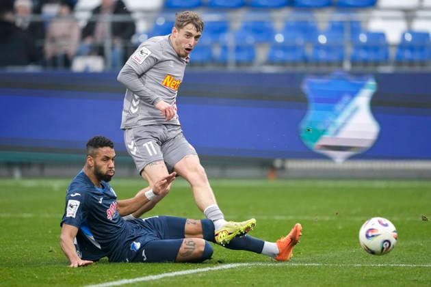 v.li.: Ruben Reisig (TSG II, 17), Noel Eichinger (Regensburg, 11), Zweikampf, Spielszene, Duell, duel, tackle, tackling, Dynamik, Action, Aktion, Torschuss, Schuss aufs Tor, Torchance, Chance, 06.12.2025, Sinsheim (Deutschland), Fussball, 3. Liga, TSG 1899 Hoffenheim II - SSV Jahn Regensburg, DFB DFL REGULATIONS PROHIBIT ANY USE OF PHOTOGRAPHS AS IMAGE SEQUENCES AND OR QUASI-VIDEO.