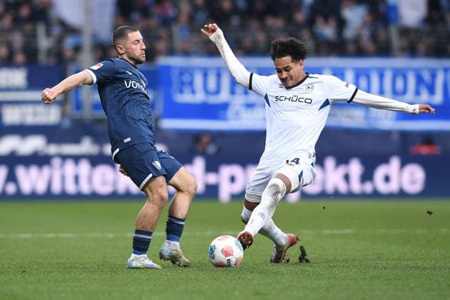 Fußball 2. Bundesliga 15. Spieltag VfL Bochum - DSC Arminia Bielefeld am 06.12.2025 im Vonovia Ruhrstadion in Bochum Maximilian Wittek ( Bochum ), links - Monju Momuluh ( Bielefeld ), rechts DFL regulations prohibit any use of photographs as image sequences and or quasi-video.