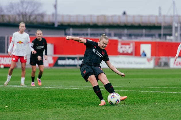 06.12.25, Frauen, Fussball, Google Pixel Frauen Bundesliga, Saison 2025 2026, Bayer 04 Leverkusen - RB Leipzig, 12. Spieltag Vanessa Fudalla ( 21 - Bayer 04 Leverkusen) Elfmeterschuss zum 3:0 Tor Leverkusen Ulrich-Haberland-Stadion NRW Deutschland