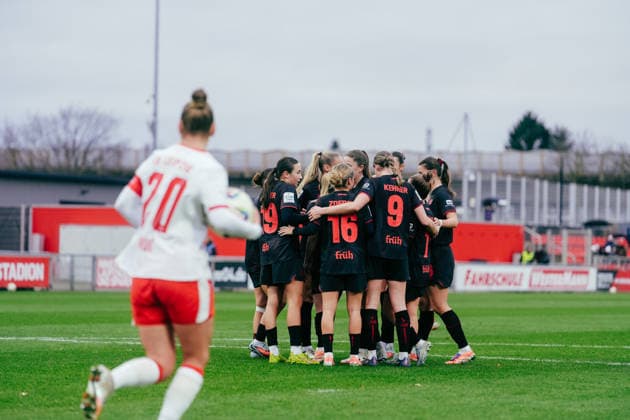 06.12.25, Frauen, Fussball, Google Pixel Frauen Bundesliga, Saison 2025 2026, Bayer 04 Leverkusen - RB Leipzig, 12. Spieltag Vanessa Fudalla ( 21 - Bayer 04 Leverkusen) Jubel über Elfmeter Tor zum 3:0 mit dem Team Leverkusen Ulrich-Haberland-Stadion NRW Deutschland