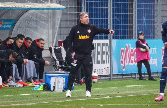 Deutschland: 3. Liga 2025 26, 17. Spieltag - TSG Hoffenheim II vs SSV Jahn Regensburg, Dietmar-Hopp-Stadion (Sinsheim): Michael Wimmer (Trainer, SSV Jahn Regensburg) Sinsheim Dietmar-Hopp-Stadion Baden-Württemberg Deutschland Copyright: xBenedictxChristx