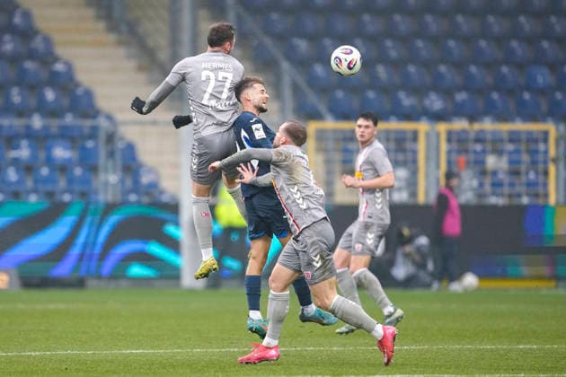 v.li.: Lucas Hermes (Regensburg, 27), Luka Djuric (Duric, TSG II, 10), Eric Hottmann (Regensburg, 21), beim Kopfball, Kopfballduell, Spielszene, Zweikampf in der Luft, Aktion, Action, 06.12.2025, Sinsheim (Deutschland), Fussball, 3. Liga, TSG 1899 Hoffenheim II - SSV Jahn Regensburg, DFB DFL REGULATIONS PROHIBIT ANY USE OF PHOTOGRAPHS AS IMAGE SEQUENCES AND OR QUASI-VIDEO.