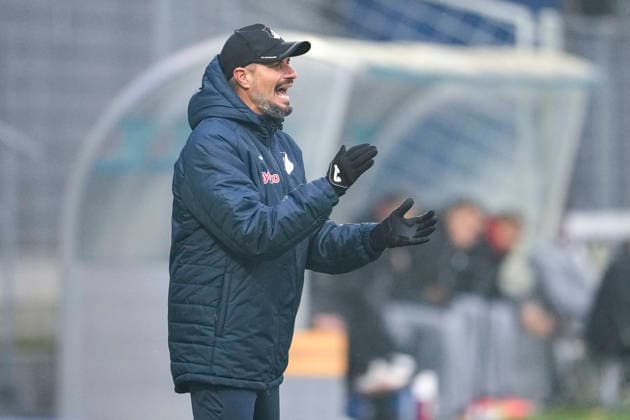 Stefan Kleineheismann (Trainer, Cheftrainer, TSG II), gibt Anweisungen, gestikuliert, mit den Armen gestikulieren, Einzelbild, Einzelfoto, Aktion, Action, 06.12.2025, Sinsheim (Deutschland), Fussball, 3. Liga, TSG 1899 Hoffenheim II - SSV Jahn Regensburg, DFB DFL REGULATIONS PROHIBIT ANY USE OF PHOTOGRAPHS AS IMAGE SEQUENCES AND OR QUASI-VIDEO.