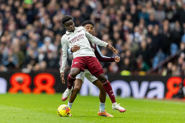 Aston Villa v Arsenal Premier League 06 12 2025. Arsenal forward Bukayo Saka (7) battles for possession with Aston Villa defender Ian Maatsen (22) during the Premier League match between Aston Villa and Arsenal at Villa Park, Birmingham, England on 6 December 2025. Birmingham Villa Park West Midlands England Editorial use only DataCo restrictions apply See www.football-dataco.com , Copyright: xManjitxNarotrax PSI-23350-0032