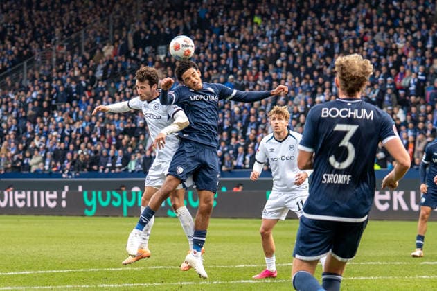 Deutschland, Fussball, 2. Bundesliga, 15.Spieltag 2025 2026: VfL Bochum - Arminia Bielefeld am 06.12. in Bochum (Vonovia-Ruhrstadion): Luftduell