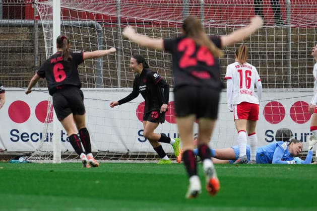 Deutschland: Google Pixel Frauen-Bundesliga 2025 26, 12. Spieltag - Bayer 04 Leverkusen vs. RB Leipzig - 06.12.2025 - Ulrich-Haberland-Stadion (Leverkusen, Nordrhein-Westfalen) Tor zum 1:0 durch Loreen Bender (Bayer 04 Leverkusen, 19) Copyright: xCelinaxLeiersx