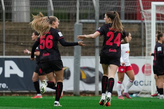Deutschland: Google Pixel Frauen-Bundesliga 2025 26, 12. Spieltag - Bayer 04 Leverkusen vs. RB Leipzig - 06.12.2025 - Ulrich-Haberland-Stadion (Leverkusen, Nordrhein-Westfalen) Tor zum 1:0 durch Loreen Bender (Bayer 04 Leverkusen, 19) Torjubel Freude über Tor Juliette Vidal (Bayer 04 Leverkusen, 56) Lilla Turanyi (Bayer 04 Leverkusen, 24) Copyright: xCelinaxLeiersx