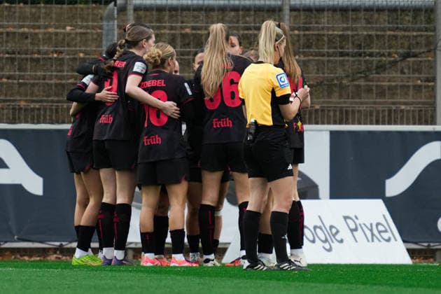 Deutschland: Google Pixel Frauen-Bundesliga 2025 26, 12. Spieltag - Bayer 04 Leverkusen vs. RB Leipzig - 06.12.2025 - Ulrich-Haberland-Stadion (Leverkusen, Nordrhein-Westfalen) Tor zum 1:0 durch Loreen Bender (Bayer 04 Leverkusen, 19) Copyright: xCelinaxLeiersx