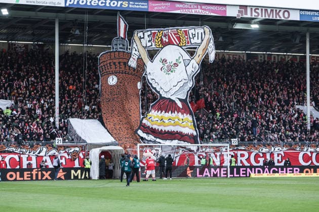 Fussball, 3.Liga Saison 2025 2026 17.Spieltag FC Energie Cottbus - MSV Duisburg 06.12.2025, LEAG Energie Stadion Fans FC Energie Cottbus mit einer Choreo vor dem Spiel Cottbus LEAG Energie Stadion Brandenburg Deutschland