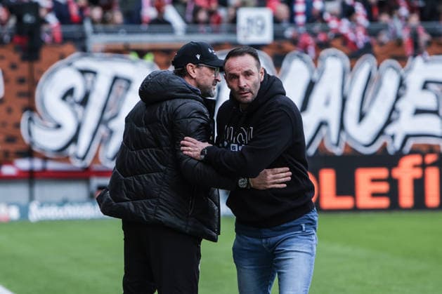 Fussball, 3.Liga Saison 2025 2026 17.Spieltag FC Energie Cottbus - MSV Duisburg 06.12.2025, LEAG Energie Stadion Claus-Dieter Wollitz (Trainer, FC Energie Cottbus) Dietmar Hirsch (Cheftrainer, MSV Duisburg) Cottbus LEAG Energie Stadion Brandenburg Deutschland