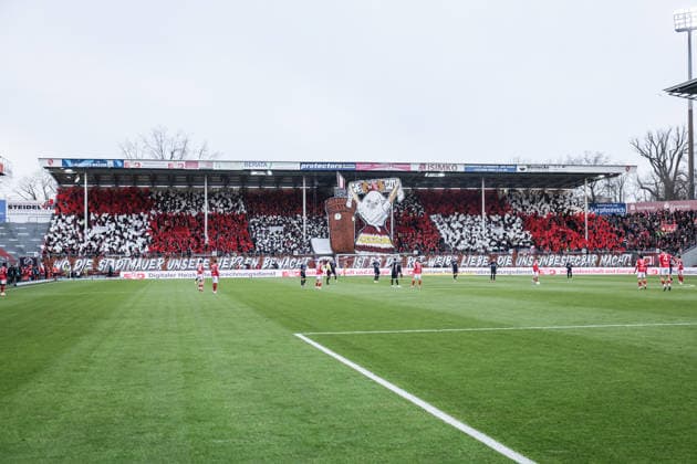 Fussball, 3.Liga Saison 2025 2026 17.Spieltag FC Energie Cottbus - MSV Duisburg 06.12.2025, LEAG Energie Stadion Fans FC Energie Cottbus mit einer Choreo vor dem Spiel Cottbus LEAG Energie Stadion Brandenburg Deutschland