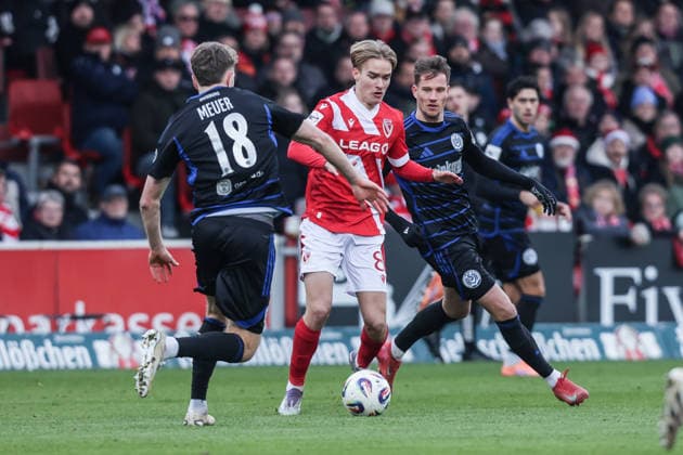 Fussball, 3.Liga Saison 2025 2026 17.Spieltag FC Energie Cottbus - MSV Duisburg 06.12.2025, LEAG Energie Stadion Steffen Meuer (MSV Duisburg, 18) Lukas Michelbrink (FC Energie Cottbus, 8) Christian Viet (MSV Duisburg, 10) Cottbus LEAG Energie Stadion Brandenburg Deutschland