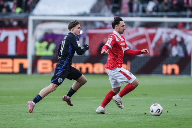 Fussball, 3.Liga Saison 2025 2026 17.Spieltag FC Energie Cottbus - MSV Duisburg 06.12.2025, LEAG Energie Stadion Patrick Sussek (MSV Duisburg, 37) Simon Straudi (FC Energie Cottbus, 44) Cottbus LEAG Energie Stadion Brandenburg Deutschland