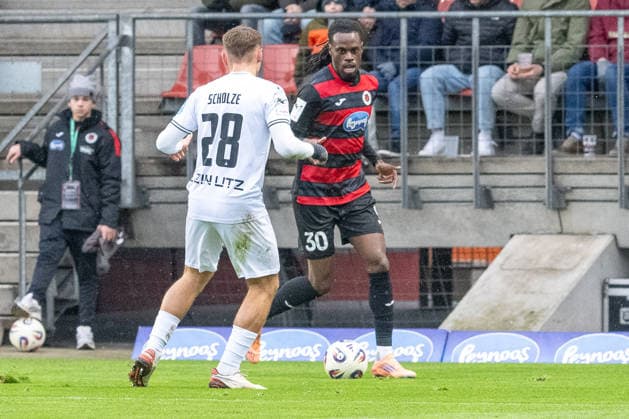 06.12.25, Fussball: 3. Liga, Saison 2025 2026, 17. Spieltag, Viktoria Koeln - SSV Ulm 1846 im Sportpark Hoehenberg. Zweikampf zwischen Max Scholze (SSV Ulm 1846, 28) und Yannik Aime Tonye (Viktoria Koeln, 30). Wichtiger Hinweis: Gemaess den Vorgaben der DFL Deutsche Fussball Liga bzw. des DFB Deutscher Fussball-Bund ist es untersagt, in dem Stadion und oder vom Spiel angefertigte Fotoaufnahmen in Form von Sequenzbildern und oder videoaehnlichen Fotostrecken zu verwerten bzw. verwerten zu lassen. Foto: Kirchner-Media Thomas Haesler Copyright: xKirchner-Media ThomasxHaeslerx