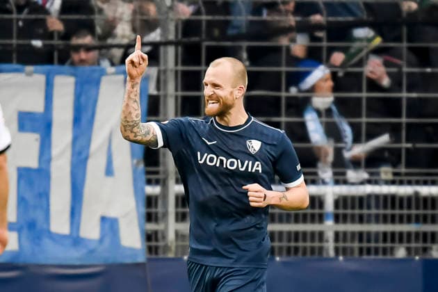 Philipp Hofmann (VfL Bochum) Torjubel, jubelt nach seinem Treffer zum 1:0 waehrend des spiels der 2. Bundesliga zwischen VfL Bochum und Arminia Bielefeld, Vonovia Ruhrstadion am 06. December 2025 in Bochum, Deutschland. (Foto von Max Maiwald DeFodi Images) +++ Philipp Hofmann (VfL Bochum) celebrates after scoring his team s first goal during the 2. Bundesliga match between VfL Bochum and Arminia Bielefeld at Vonovia Ruhrstadion on December 6, 2025 in Bochum, Germany. (Photo by Max Maiwald DeFodi Images) DFB DFL REGULATIONS PROHIBIT ANY USE OF PHOTOGRAPHS AS IMAGE SEQUENCES AND OR QUASI-VIDEO. (Photo by Max Maiwald DeFodi Images)