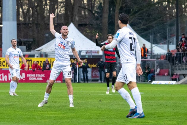 06.12.25, Fussball: 3. Liga, Saison 2025 2026, 17. Spieltag, Viktoria Koeln - SSV Ulm 1846 im Sportpark Hoehenberg. Marcel Seegert (SSV Ulm 1846, 21) ist mit der Anwehraktion von Lukas Mazagg (SSV Ulm 1846, 27) nicht einverstanden. Wichtiger Hinweis: Gemaess den Vorgaben der DFL Deutsche Fussball Liga bzw. des DFB Deutscher Fussball-Bund ist es untersagt, in dem Stadion und oder vom Spiel angefertigte Fotoaufnahmen in Form von Sequenzbildern und oder videoaehnlichen Fotostrecken zu verwerten bzw. verwerten zu lassen. Foto: Kirchner-Media Thomas Haesler Copyright: xKirchner-Media ThomasxHaeslerx