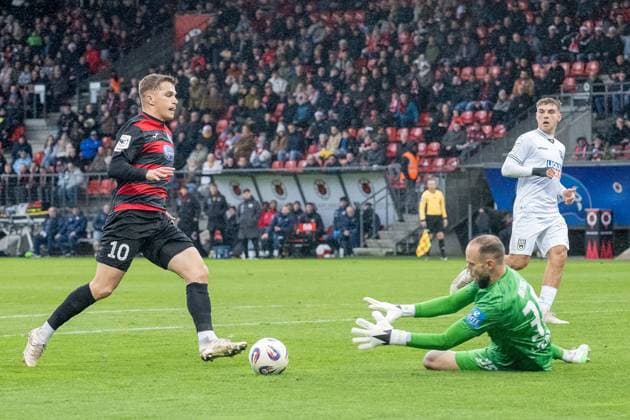 06.12.25, Fussball: 3. Liga, Saison 2025 2026, 17. Spieltag, Viktoria Koeln - SSV Ulm 1846 im Sportpark Hoehenberg. Christian Ortag (SSV Ulm 1846, 39) kommt vor David Otto (Viktoria Koeln, 10) an den Ball. Wichtiger Hinweis: Gemaess den Vorgaben der DFL Deutsche Fussball Liga bzw. des DFB Deutscher Fussball-Bund ist es untersagt, in dem Stadion und oder vom Spiel angefertigte Fotoaufnahmen in Form von Sequenzbildern und oder videoaehnlichen Fotostrecken zu verwerten bzw. verwerten zu lassen. Foto: Kirchner-Media Thomas Haesler Copyright: xKirchner-Media ThomasxHaeslerx