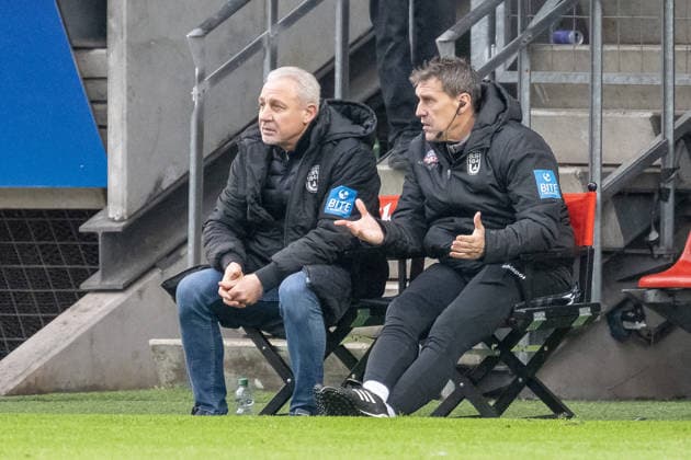 06.12.25, Fussball: 3. Liga, Saison 2025 2026, 17. Spieltag, Viktoria Koeln - SSV Ulm 1846 im Sportpark Hoehenberg. Oliver Unsoeld (SSV Ulm 1846, Co-Trainer) im Gespraech mit Pavel Dotchev (SSV Ulm 1846, Trainer). Wichtiger Hinweis: Gemaess den Vorgaben der DFL Deutsche Fussball Liga bzw. des DFB Deutscher Fussball-Bund ist es untersagt, in dem Stadion und oder vom Spiel angefertigte Fotoaufnahmen in Form von Sequenzbildern und oder videoaehnlichen Fotostrecken zu verwerten bzw. verwerten zu lassen. Foto: Kirchner-Media Thomas Haesler Copyright: xKirchner-Media ThomasxHaeslerx