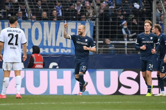 Jubel Philipp Hofmann (VfL Bochum) 1:0 06.12.2025, Fussball 2. Bundesliga, Saison 2025 2026, 15. Spieltag, VfL Bochum - Arminia Bielefeld DFL regulations prohibit any use of photographs as image sequences and or quasi-video Bochum Vonovia Ruhrstadion Nordrhein Westfalen Deutschland