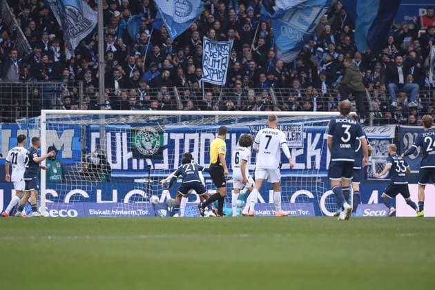 Fußball 2. Bundesliga 15. Spieltag VfL Bochum - DSC Arminia Bielefeld am 06.12.2025 im Vonovia Ruhrstadion in Bochum Tor zum 1:0 durch Philipp Hofmann ( Bochum ) DFL regulations prohibit any use of photographs as image sequences and or quasi-video.