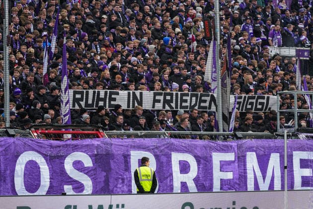 Deutschland: Fussball 3. Bundesliga Saison 2025 26, 17. Spieltag - VfL Osnabrück vs SV Wehen Wiesbaden, 06.12.2025, Stadion Bremer Brücke, Osnabrück: Fanbanner Siegfried Müller Copyright: xLeonxFrickx