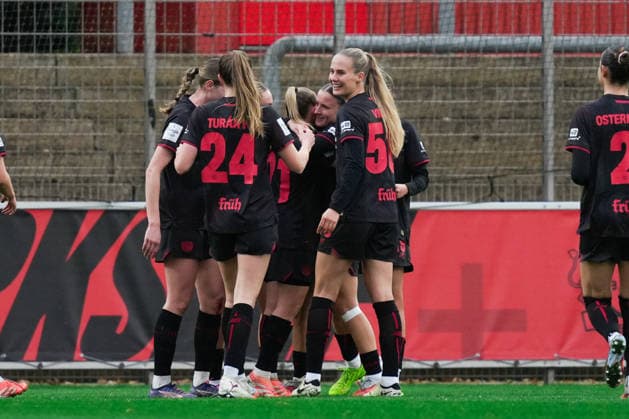 Deutschland: Google Pixel Frauen-Bundesliga 2025 26, 12. Spieltag - Bayer 04 Leverkusen vs. RB Leipzig - 06.12.2025 - Ulrich-Haberland-Stadion (Leverkusen, Nordrhein-Westfalen) Tor zum 3:0 durch Vanessa Fudalla (Bayer 04 Leverkusen, 21) Torjubel Freude über Tor Copyright: xCelinaxLeiersx