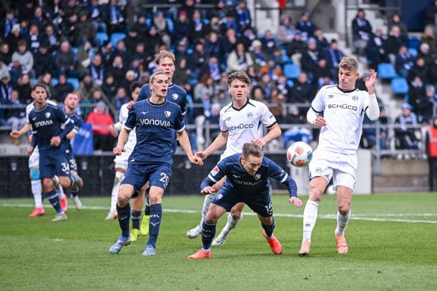 06.12.2025, Fussball, 2. Bundesliga, 15. Spieltag Saison 2025 2026, VfL Bochum - DSC Arminia Bielefeld, Felix Passlack (VfL Bochum 1848), Julian Kania (DSC Arminia Bielefeld) xRHR-FOTO TKx