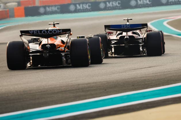 F1 - ABU DHABI GRAND PRIX 2025 81 PIASTRI Oscar (aus), McLaren F1 Team MCL39, 16 LECLERC Charles (mco), Scuderia Ferrari SF-25, action during the 2025 Formula 1 Abu Dhabi Grand Prix, 24th round of the 2025 FIA Formula One World Championship, WM, Weltmeisterschaft from December 05 to 07, 2025 on the Yas Marina Circuit, in Abu Dhabi, United Arab Emirates - Abu DhabiUnited Arab Emirates Copyright: xFLORENTxGOODENx