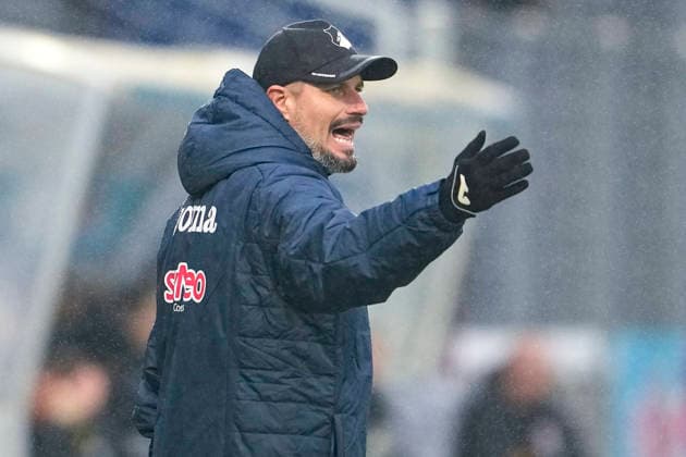 Stefan Kleineheismann (Trainer, Cheftrainer, TSG II), gibt Anweisungen, gestikuliert, mit den Armen gestikulieren, Einzelbild, Einzelfoto, Aktion, Action, 06.12.2025, Sinsheim (Deutschland), Fussball, 3. Liga, TSG 1899 Hoffenheim II - SSV Jahn Regensburg, DFB DFL REGULATIONS PROHIBIT ANY USE OF PHOTOGRAPHS AS IMAGE SEQUENCES AND OR QUASI-VIDEO.