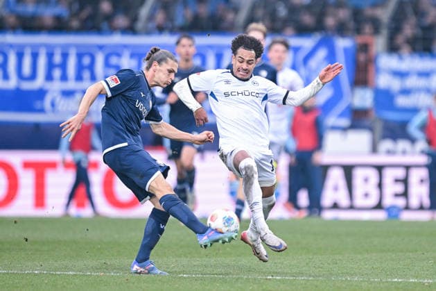 06.12.2025, Fussball, 2. Bundesliga, 15. Spieltag Saison 2025 2026, VfL Bochum - DSC Arminia Bielefeld, Kjell Wätjen (VfL Bochum 1848), Monju Momuluh (DSC Arminia Bielefeld) xRHR-FOTO TKx