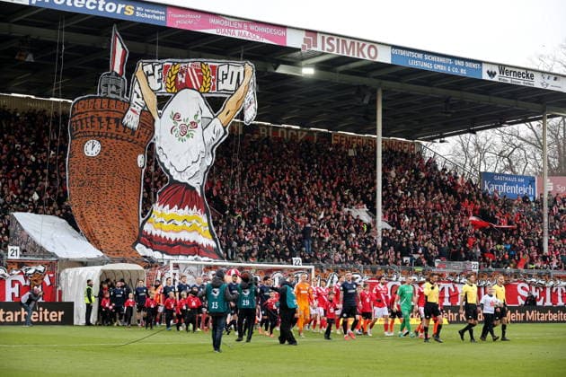 Die Mannschaftenbetreten das Feld. Fussball 3. Liga 2025 2026 FC Energie Cottbus - MSV Duisburg