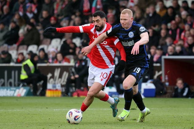 10 Tolcay Cigerci (Energie Cottbus, l.), 19 Leon Müller (Duisburg) Fussball 3. Liga 2025 2026 FC Energie Cottbus - MSV Duisburg
