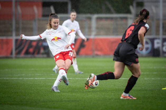Frauen Fußball-Bundesliga; Bayer 04 Leverkusen - RB Leipzig, 06.12.2025 Annabel Schasching (RB Leipzig, 16); Bayer 04 Leverkusen - RB Leipzig an Spieltag 12 der Google Pixel Frauen-Bundesliga am 06.12.2025 im Ulrich-Haberland-Stadion in Leverkusen (Nordrhein-Westfalen). DFL REGULATIONS PROHIBIT ANY USE OF PHOTOGRAPHS AS IMAGE SEQUENCES AND OR QUASI-VIDEO. Copyright: xBEAUTIFULxSPORTS AxelxKohringx