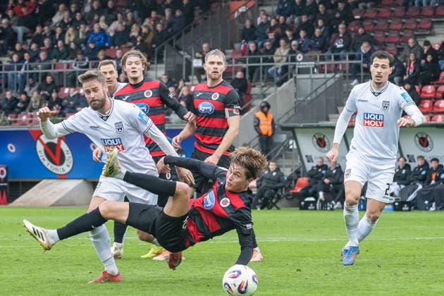 06.12.25, Fussball: 3. Liga, Saison 2025 2026, 17. Spieltag, Viktoria Koeln - SSV Ulm 1846 im Sportpark Hoehenberg. Tim Kloss (Viktoria Koeln, 18) verfehlt den Ball knapp. Wichtiger Hinweis: Gemaess den Vorgaben der DFL Deutsche Fussball Liga bzw. des DFB Deutscher Fussball-Bund ist es untersagt, in dem Stadion und oder vom Spiel angefertigte Fotoaufnahmen in Form von Sequenzbildern und oder videoaehnlichen Fotostrecken zu verwerten bzw. verwerten zu lassen. Foto: Kirchner-Media Thomas Haesler Copyright: xKirchner-Media ThomasxHaeslerx