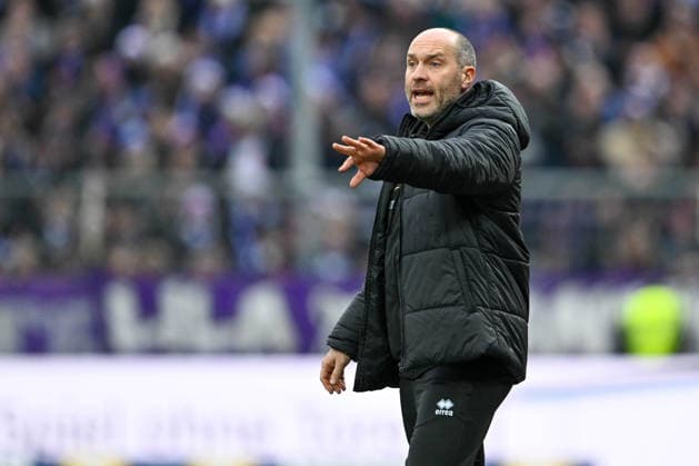 3. Liga - 25 26 - VfL Osnabrück - SV Wehen Wiesbaden am 06.12.2025 an der Bremer Brücke in Osnabrück Trainer Daniel Scherning (Wiesbaden) gibt lautstark Anweisungen