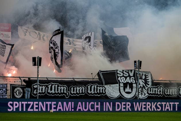 3. Fussball Bundesliga. Viktoria Köln - SSV Ulm 1846 Fußball, 17. Spieltag, am 06.12.2025 Die Fans des SSV Ulm 1846 packen das Stadion in eine Rauchwolke.; 3. Fussball Bundesliga. Viktoria Köln - SSV Ulm 1846 Fußball, 17. Spieltag, am 06.12.2025, Sportpark Höhenberg. DFB REGULATIONS PROHIBIT ANY USE OF PHOTOGRAPHS AS IMAGE SEQUENCES AND OR QUASI-VIDEO. Copyright: xBEAUTIFULxSPORTS Erlhofx