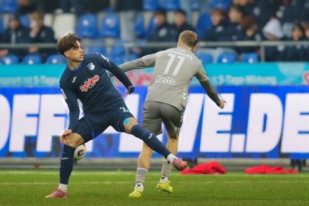 v. li. im Zweikampf, Luca Erlein (TSG Hoffenheim II, 24), Noel Eichinger (SSV Jahn Regensburg, 11). GER, TSG 1899 Hoffenheim II gegen SSV Jahn Regensburg, Fussball, 3.Liga, 17.Spieltag, Spielzeit 2025 2026, 06.12.2025 (DFL DFB REGULATIONS PROHIBIT ANY USE OF PHOTOGRAPHS as IMAGE SEQUENCES and or QUASI-VIDEO). GER,TSG 1899 Hoffenheim II gegen SSV Jahn Regensburg, Fussball, 3.Liga, 17.Spieltag, Spielzeit 2025 2026, 06.12.2025 Hoffenheim Copyright: xEibner-Pressefoto JoergxHirschx EP_JHH