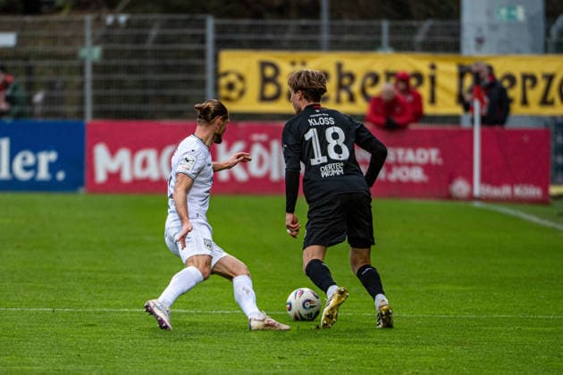 3. Fussball Bundesliga. Viktoria Köln - SSV Ulm 1846 Fußball, 17. Spieltag, am 06.12.2025 Dennis Chessa (SSV Ulm 1846, 11), Tim Kloss (Viktoria Köln, 18), ; 3. Fussball Bundesliga. Viktoria Köln - SSV Ulm 1846 Fußball, 17. Spieltag, am 06.12.2025, Sportpark Höhenberg. DFB REGULATIONS PROHIBIT ANY USE OF PHOTOGRAPHS AS IMAGE SEQUENCES AND OR QUASI-VIDEO. Copyright: xBEAUTIFULxSPORTS Erlhofx