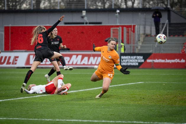 Frauen Fußball-Bundesliga; Bayer 04 Leverkusen - RB Leipzig, 06.12.2025 Friederike Repohl (Bayer 04 Leverkusen, 27) muss nicht eingreifen; Bayer 04 Leverkusen - RB Leipzig an Spieltag 12 der Google Pixel Frauen-Bundesliga am 06.12.2025 im Ulrich-Haberland-Stadion in Leverkusen (Nordrhein-Westfalen). DFL REGULATIONS PROHIBIT ANY USE OF PHOTOGRAPHS AS IMAGE SEQUENCES AND OR QUASI-VIDEO. Copyright: xBEAUTIFULxSPORTS AxelxKohringx