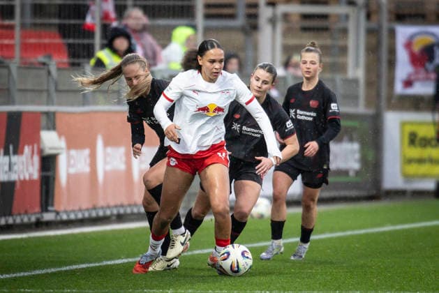 Frauen Fußball-Bundesliga; Bayer 04 Leverkusen - RB Leipzig, 06.12.2025 Lisa Baum (RB Leipzig, 11) gegen Juliette Vidal (Bayer 04 Leverkusen, 56), Katharina Piljic (Bayer 04 Leverkusen, 6), Kristin Kögel (Bayer 04 Leverkusen, 11); Bayer 04 Leverkusen - RB Leipzig an Spieltag 12 der Google Pixel Frauen-Bundesliga am 06.12.2025 im Ulrich-Haberland-Stadion in Leverkusen (Nordrhein-Westfalen). DFL REGULATIONS PROHIBIT ANY USE OF PHOTOGRAPHS AS IMAGE SEQUENCES AND OR QUASI-VIDEO. Copyright: xBEAUTIFULxSPORTS AxelxKohringx