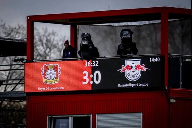 Frauen Fußball-Bundesliga; Bayer 04 Leverkusen - RB Leipzig, 06.12.2025 Der Pausenstand auf der Anzeige: 3:0 zur Halbzeit; Bayer 04 Leverkusen - RB Leipzig an Spieltag 12 der Google Pixel Frauen-Bundesliga am 06.12.2025 im Ulrich-Haberland-Stadion in Leverkusen (Nordrhein-Westfalen). DFL REGULATIONS PROHIBIT ANY USE OF PHOTOGRAPHS AS IMAGE SEQUENCES AND OR QUASI-VIDEO. Copyright: xBEAUTIFULxSPORTS AxelxKohringx