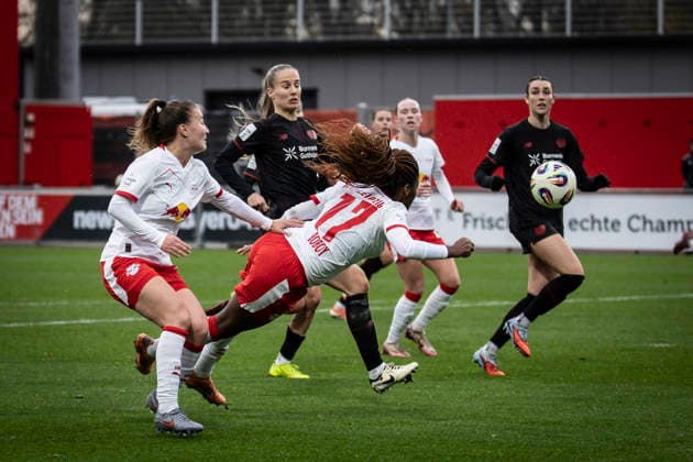 Frauen Fußball-Bundesliga; Bayer 04 Leverkusen - RB Leipzig, 06.12.2025 Delice Boboy (RB Leipzig, 17) beim Flugkopfball; Bayer 04 Leverkusen - RB Leipzig an Spieltag 12 der Google Pixel Frauen-Bundesliga am 06.12.2025 im Ulrich-Haberland-Stadion in Leverkusen (Nordrhein-Westfalen). DFL REGULATIONS PROHIBIT ANY USE OF PHOTOGRAPHS AS IMAGE SEQUENCES AND OR QUASI-VIDEO. Copyright: xBEAUTIFULxSPORTS AxelxKohringx