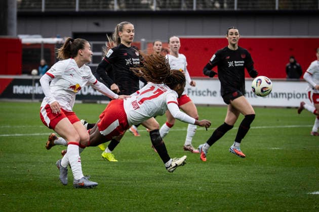 Frauen Fußball-Bundesliga; Bayer 04 Leverkusen - RB Leipzig, 06.12.2025 Delice Boboy (RB Leipzig, 17) beim Flugkopfball, hinten Juliette Vidal (Bayer 04 Leverkusen, 56) und Selina Ostermeier (Bayer 04 Leverkusen, 2); Bayer 04 Leverkusen - RB Leipzig an Spieltag 12 der Google Pixel Frauen-Bundesliga am 06.12.2025 im Ulrich-Haberland-Stadion in Leverkusen (Nordrhein-Westfalen). DFL REGULATIONS PROHIBIT ANY USE OF PHOTOGRAPHS AS IMAGE SEQUENCES AND OR QUASI-VIDEO. Copyright: xBEAUTIFULxSPORTS AxelxKohringx