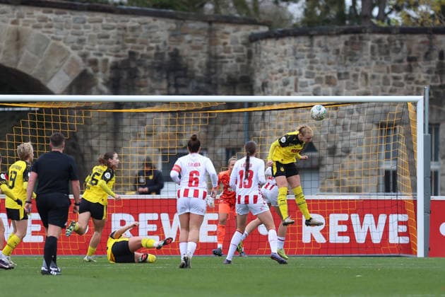 06.12.2025, Fussball, Frauen, RL West, Saison 2025 2026, Borussia Dortmund vs. 1.FC Koeln U21, U 21 im Stadion Rote Erde in Dortmund (Deutschland) Strafraumszene Dortmund Stadion Rote Erde Nordrhein Westfalen Deutschland